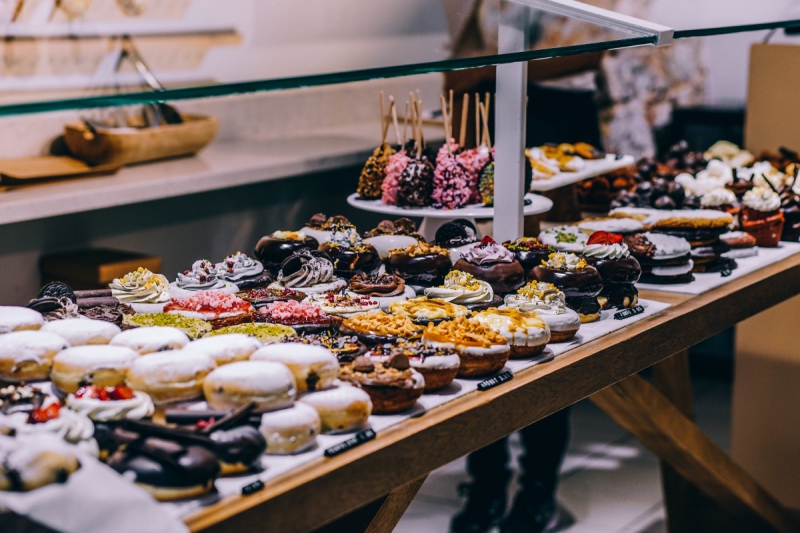 boulangerie-CARNOULES-min_shop_dessert_pastry_bakery_counter-184398